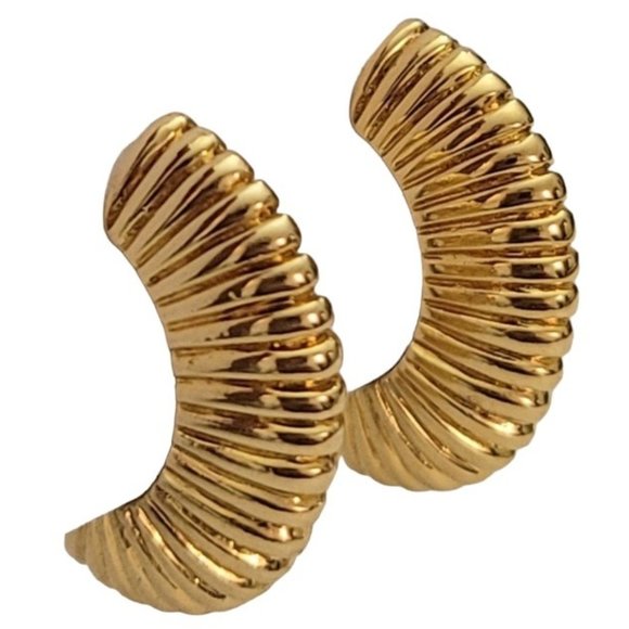 Trifari Crown Over T Gold Tone Shrimp Half Hoop Clip On Earrings, Signed E149 - Picture 3 of 10